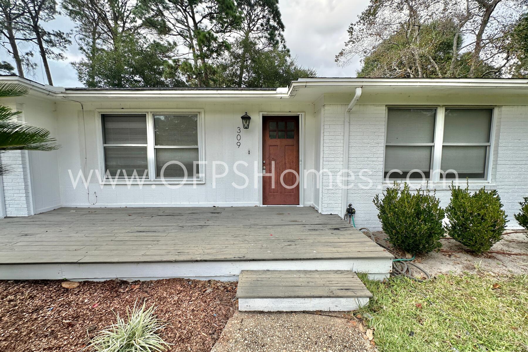 309 Pontevedra Lane Niceville, FL 32578 - Photo 4 of 32 a front view of a house with garden
