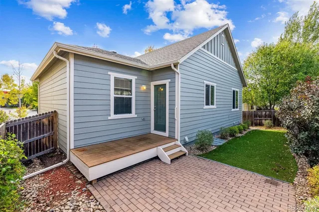 a view of a house with backyard and garden
