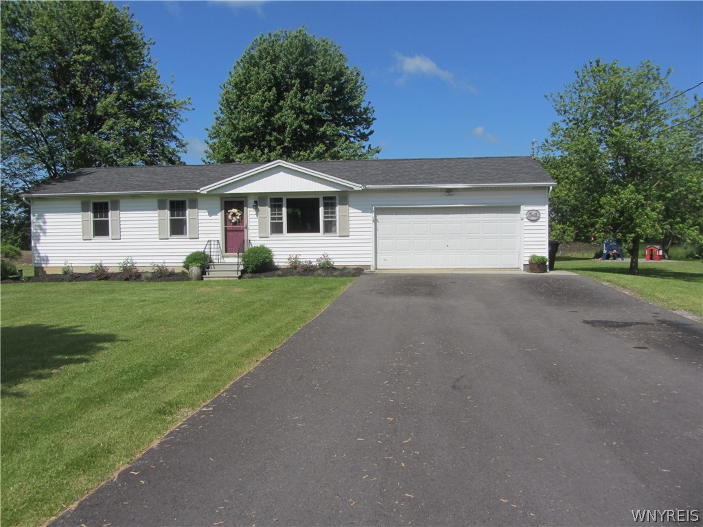 Welcome to this updated ranch with 3 acres !!! Bra