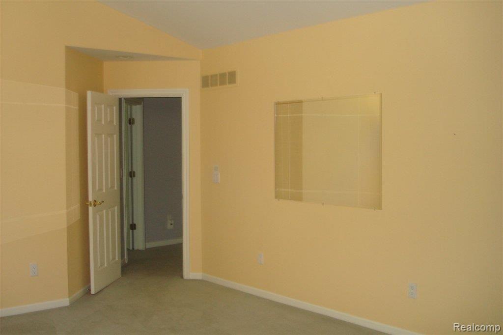 2115 Rochelle Park Drive, Unit 79 Rochester, MI 48309 - Photo 8 of 18 Master Bed 2.JPG