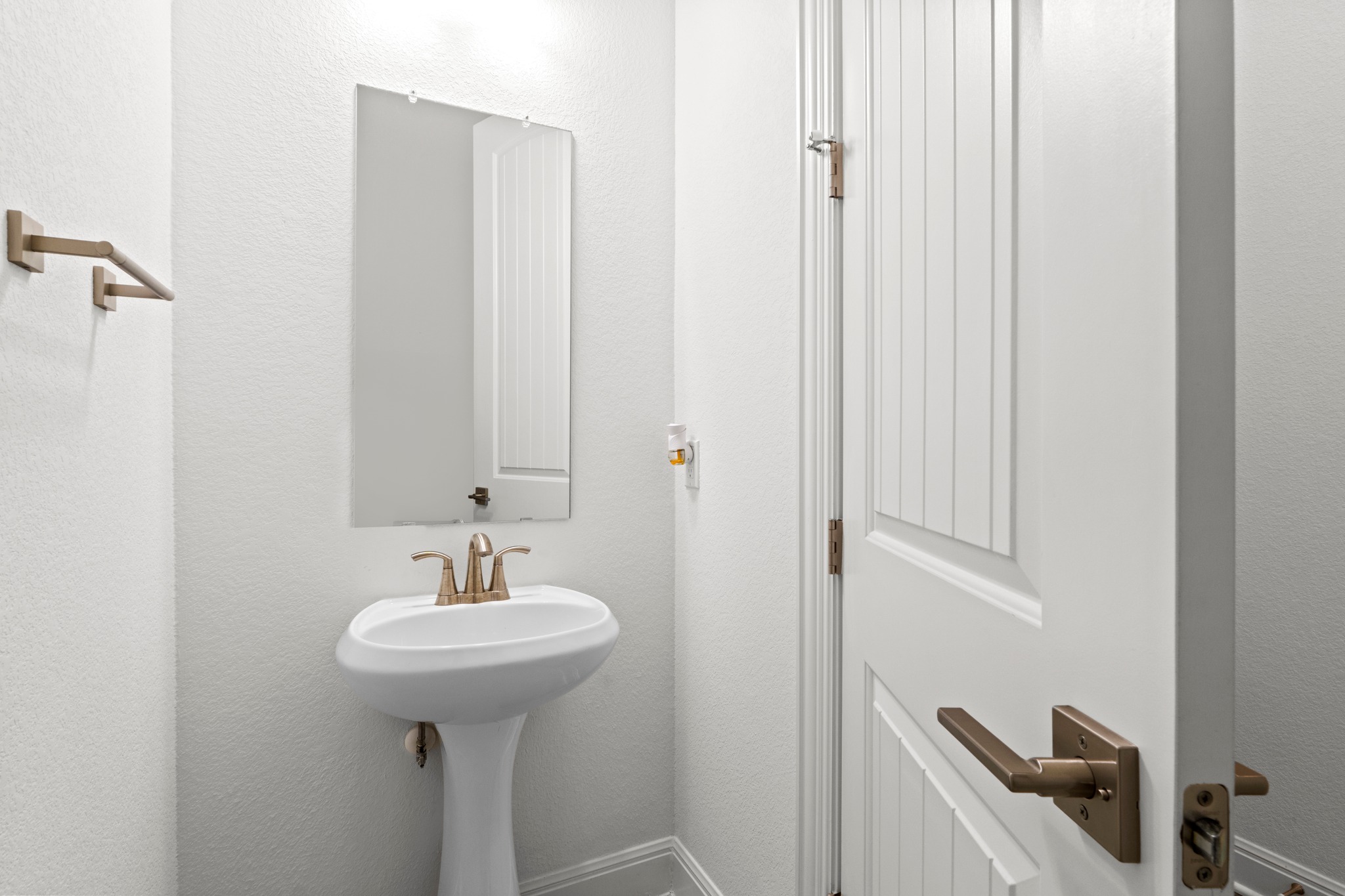 271 Tubman Drive Kyle, TX 78640 - Photo 24 of 40 a bathroom with a sink and a mirror