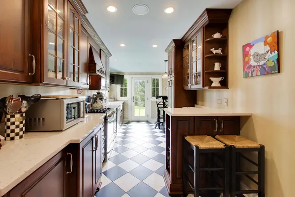$775,000 | 105 Lakeside Place, Highland Park, IL 60035