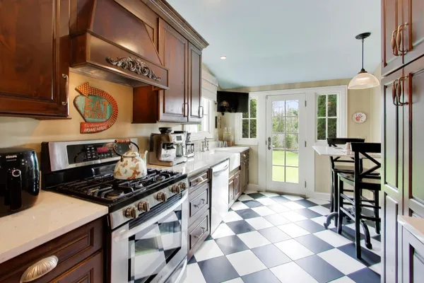 $775,000 | 105 Lakeside Place, Highland Park, IL 60035