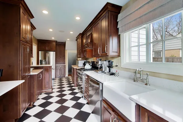 $775,000 | 105 Lakeside Place, Highland Park, IL 60035