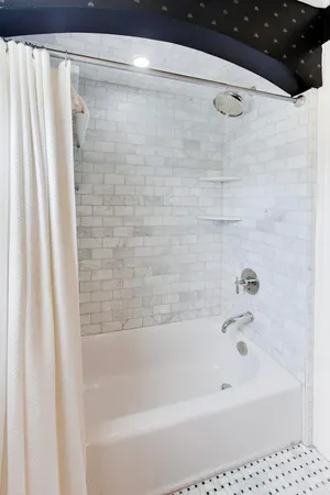$775,000 | 105 Lakeside Place, Highland Park, IL 60035