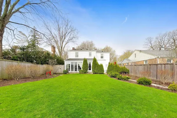 $775,000 | 105 Lakeside Place, Highland Park, IL 60035