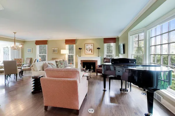 $775,000 | 105 Lakeside Place, Highland Park, IL 60035