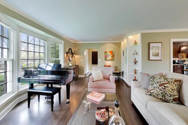 $775,000 | 105 Lakeside Place, Highland Park, IL 60035