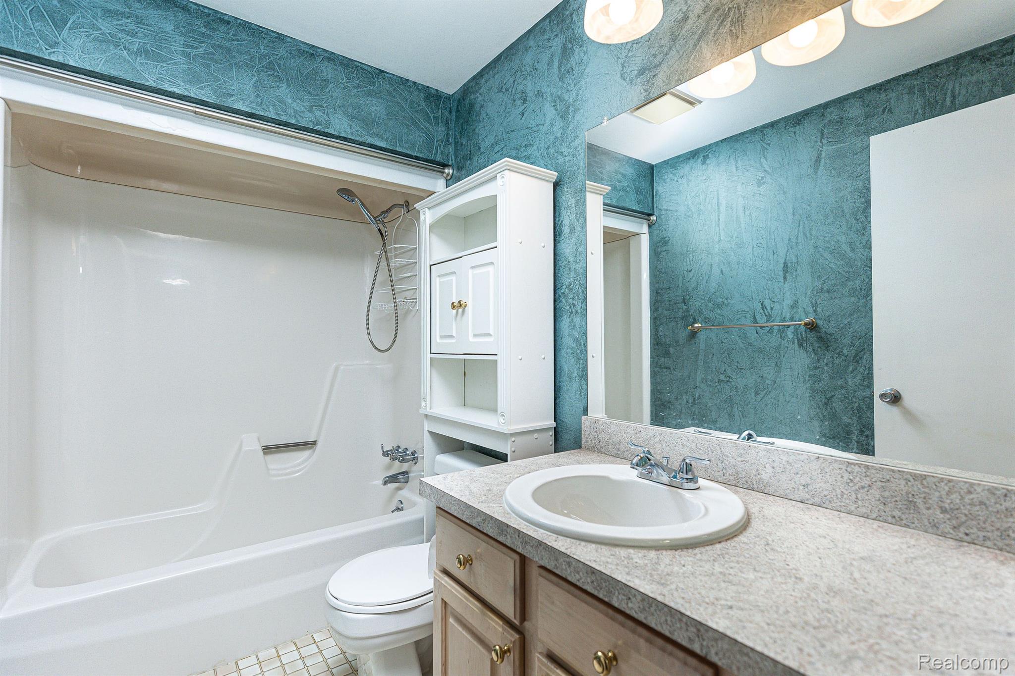 24738 Chalk Farm Road West Warren, MI 48091 - Photo 9 of 17 Upstairs Bath