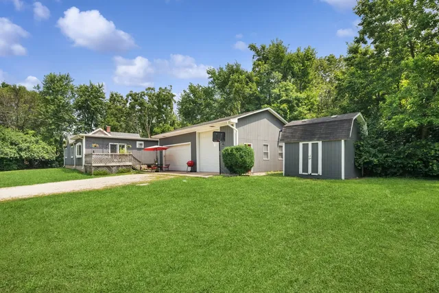 a view of a house with backyard and garden