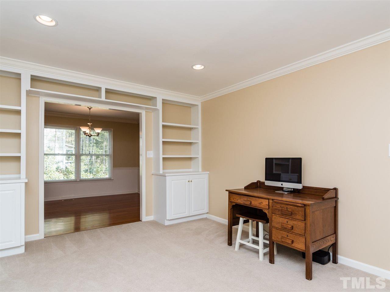 112 Trackers Road Cary, NC 27513 - Photo 4 of 25 A neutral color palette is found throughout this move-in ready home.