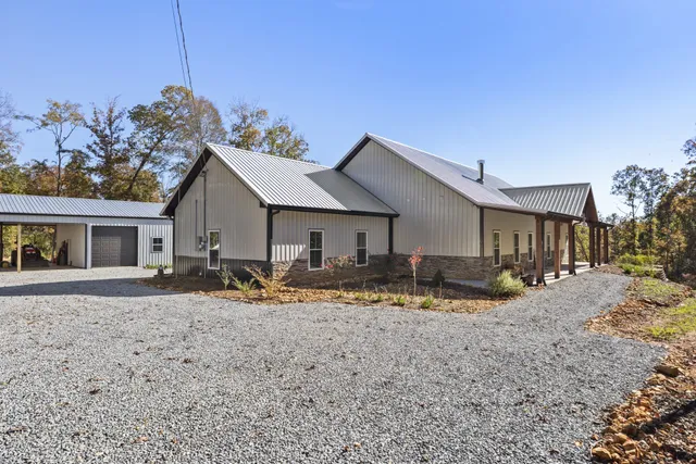 a view of a house with backyard