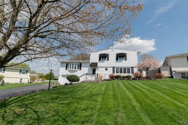 $269,900 | 102 Seitz Drive, Camillus, NY 13031