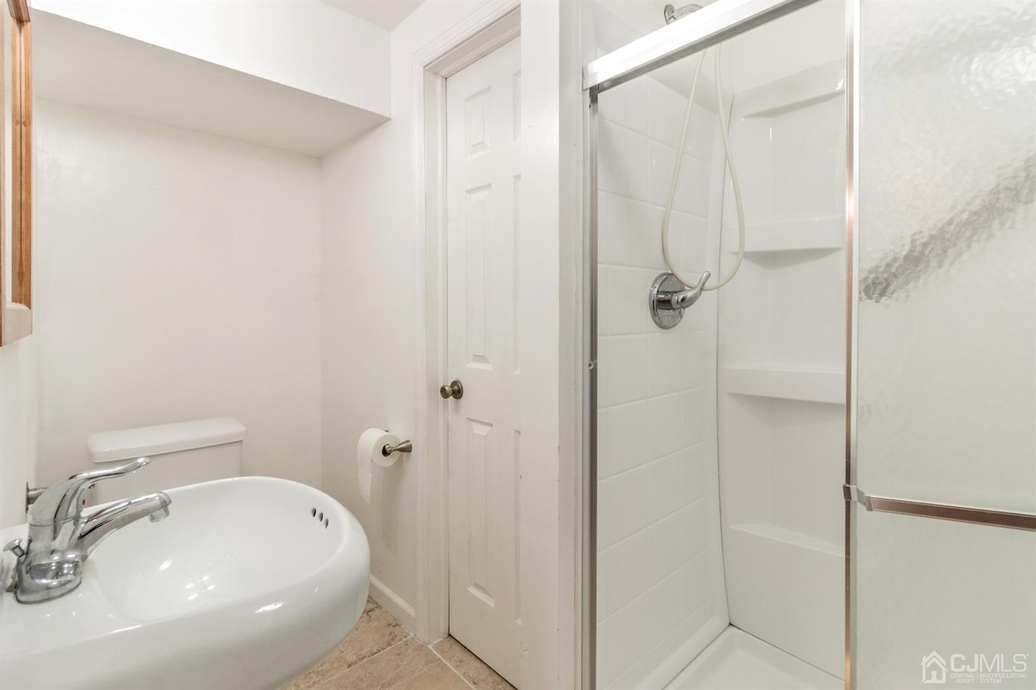 14 Pointer Place Kendall Park, NJ 08824 - Photo 31 of 34 a bathroom with a white bath tub