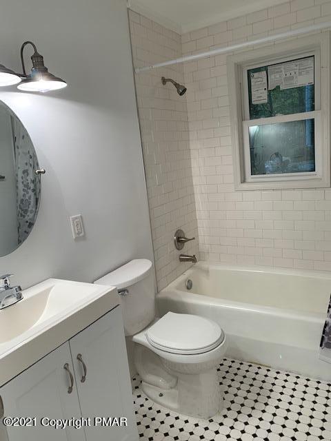 285 Powder Horn Road Henryville, PA 18332 - Photo 12 of 24 a bathroom with a toilet a sink and bathtub
