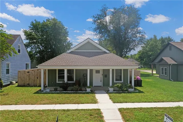 $240,000 | 303 West Broadway Street, Higginsville, MO 64037