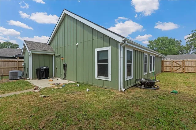 $240,000 | 303 West Broadway Street, Higginsville, MO 64037