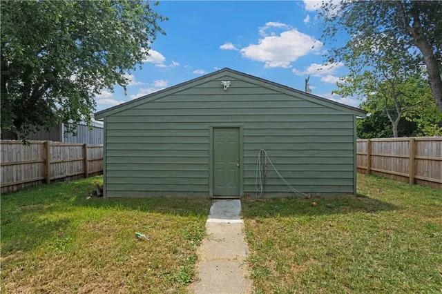 $240,000 | 303 West Broadway Street, Higginsville, MO 64037