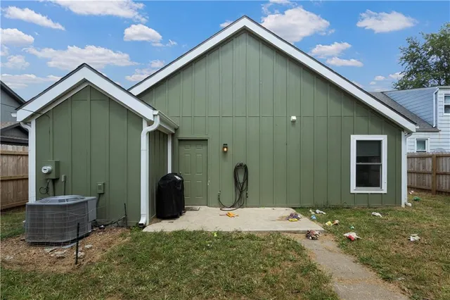 $240,000 | 303 West Broadway Street, Higginsville, MO 64037