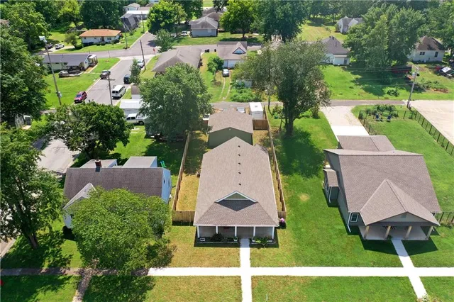 $240,000 | 303 West Broadway Street, Higginsville, MO 64037