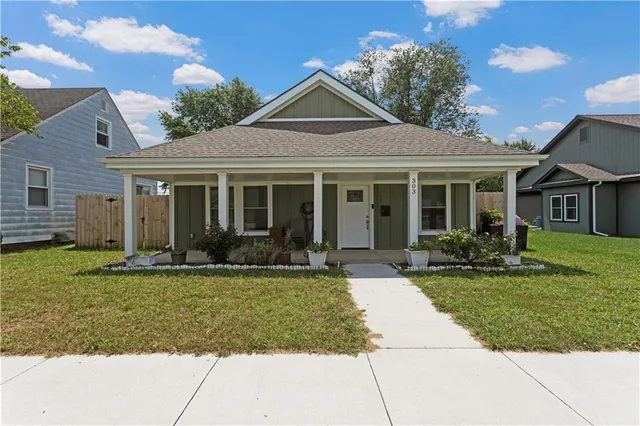 $240,000 | 303 West Broadway Street, Higginsville, MO 64037