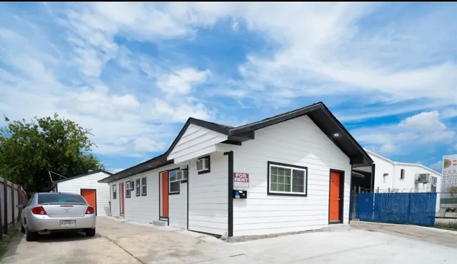 $900 | 1426 Telephone Road, Unit ST, Houston, TX 77023