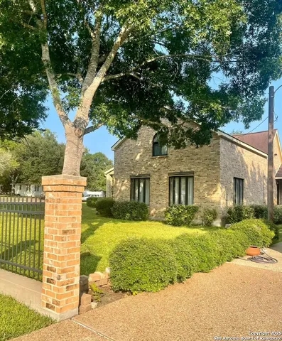 a view of a house with backyard and garden