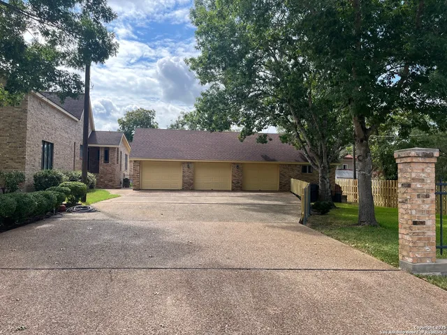 $750,000 | 1120 North Avenue D, Shiner, TX 77984