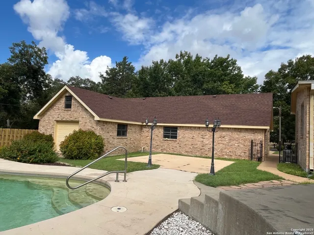 $750,000 | 1120 North Avenue D, Shiner, TX 77984