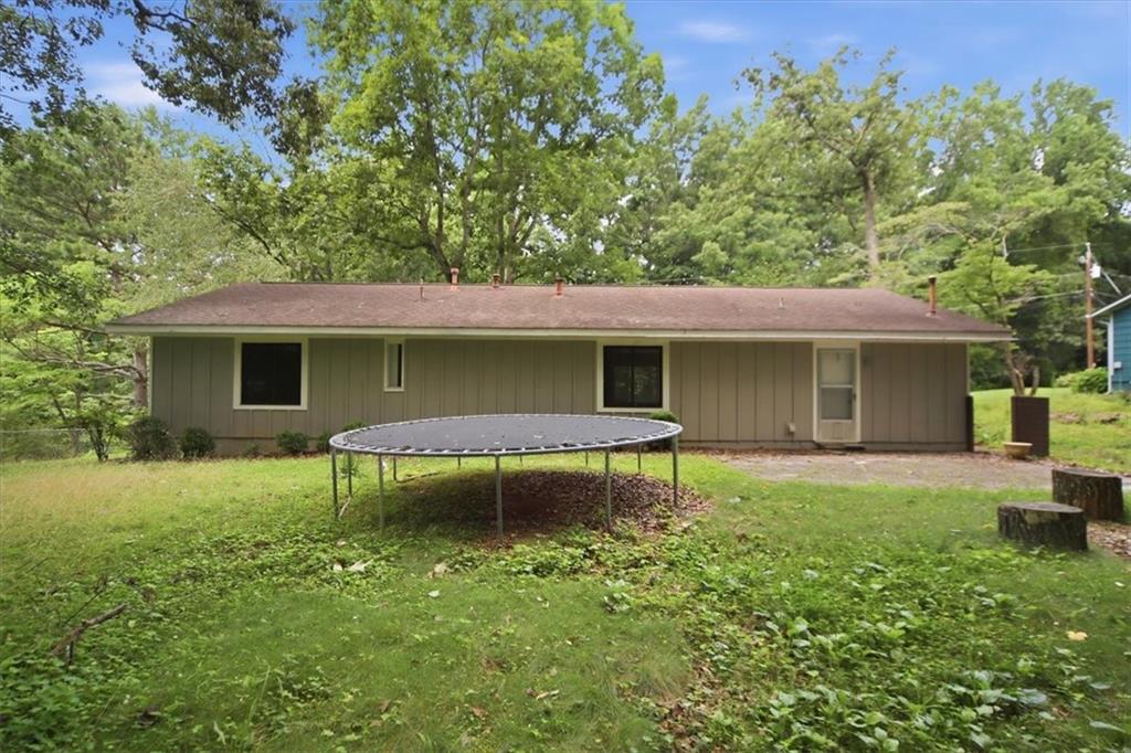 142 Deer Run Canton, GA 30114 - Photo 21 of 24 a backyard of a house with table and chairs