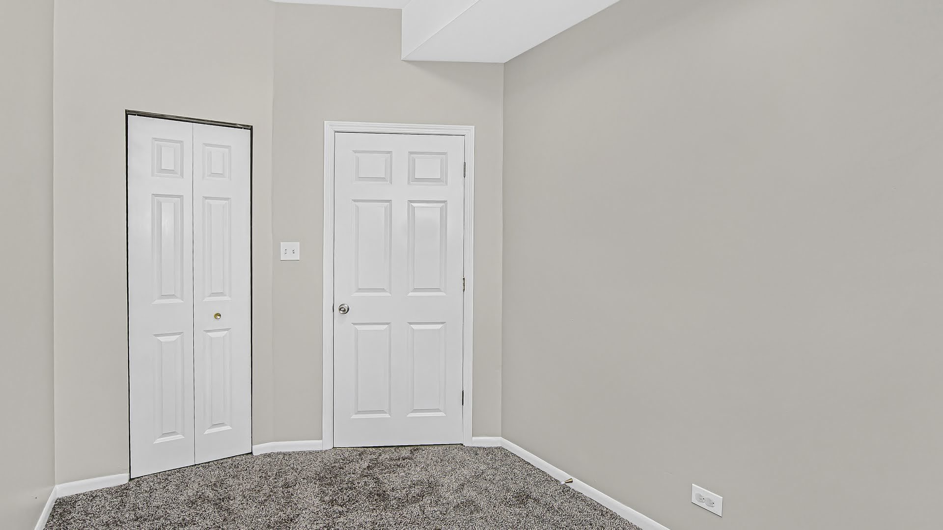 4055 South Calumet Avenue, Unit 3 Chicago, IL 60653 - Photo 13 of 15 an empty room with closet area