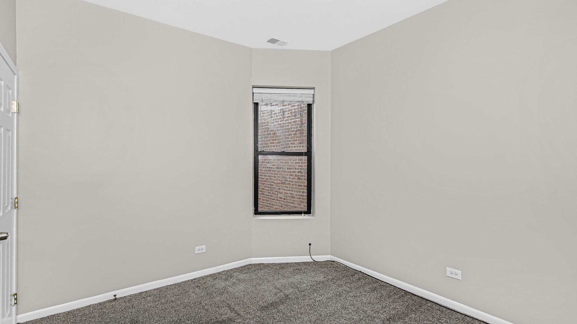 4055 South Calumet Avenue, Unit 3 Chicago, IL 60653 - Photo 9 of 15 an empty room with a window