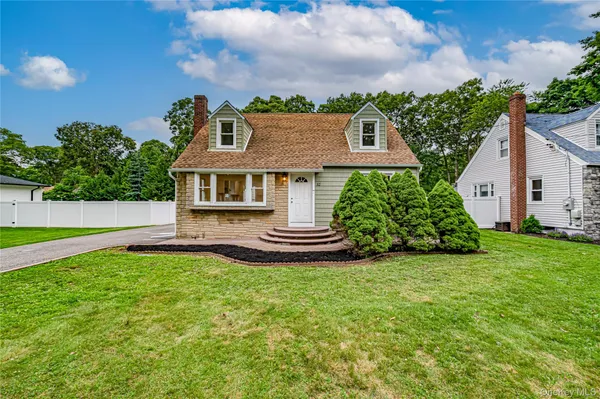 $699,000 | 52 Summit Drive, Smithtown, NY 11787
