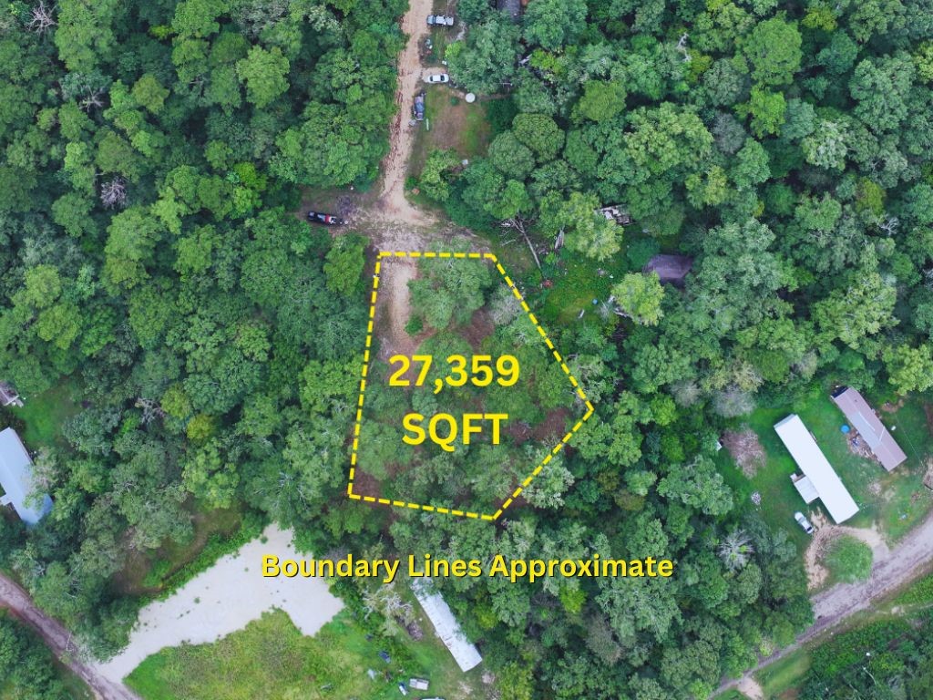 a sign that is sitting on a brick wall