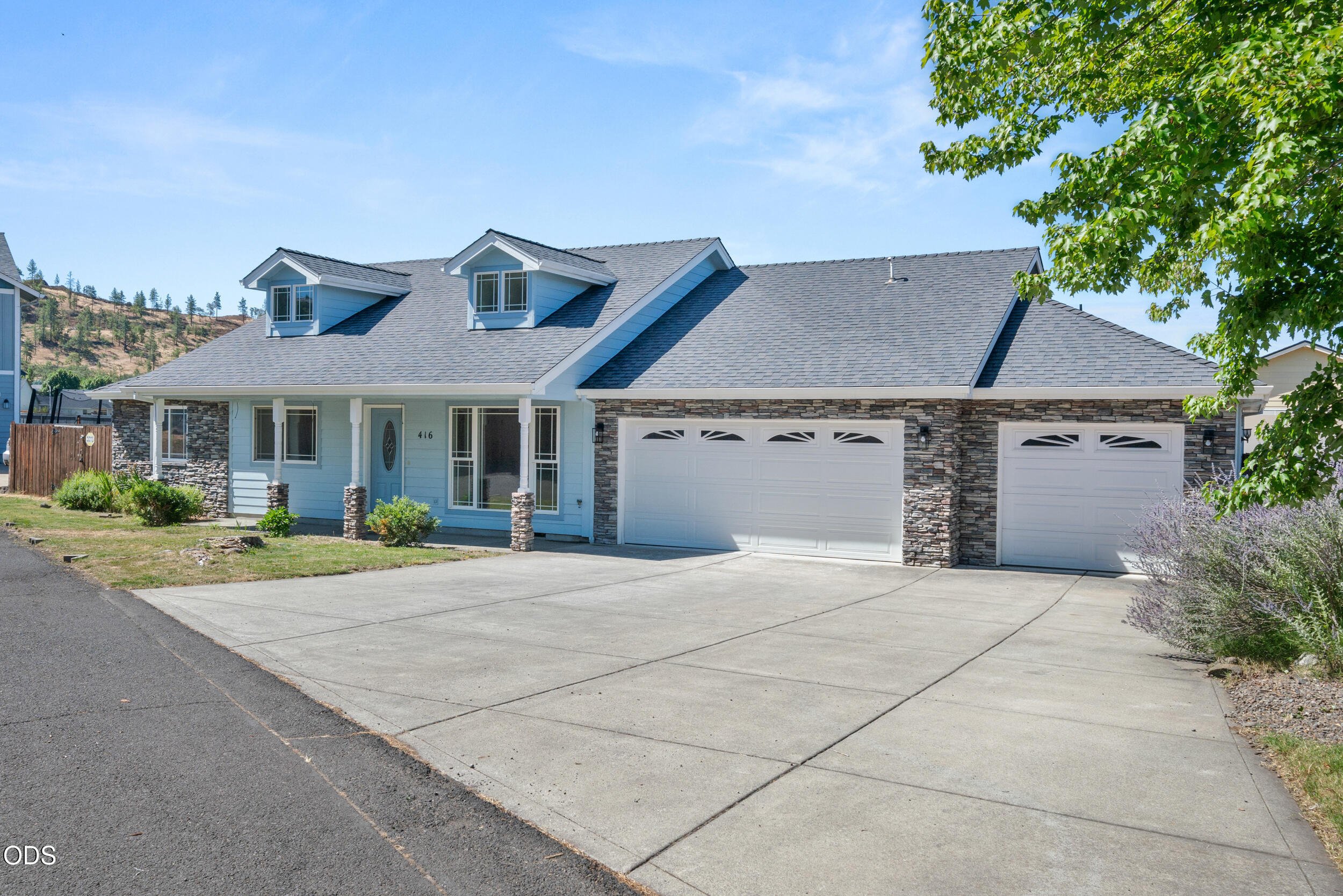 416 Leandra Lane Eagle Point, OR 97524 - Photo 2 of 31