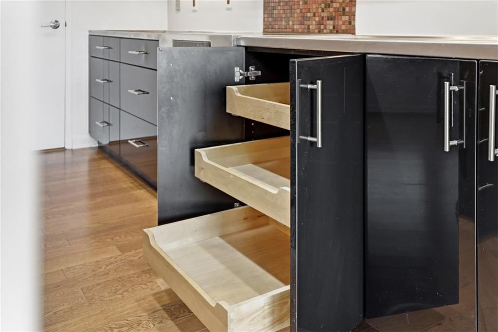 154 North Bellefield Avenue, Unit 44 Pittsburgh, PA 15213 - Photo 16 of 33 Pullout draws for easy access.