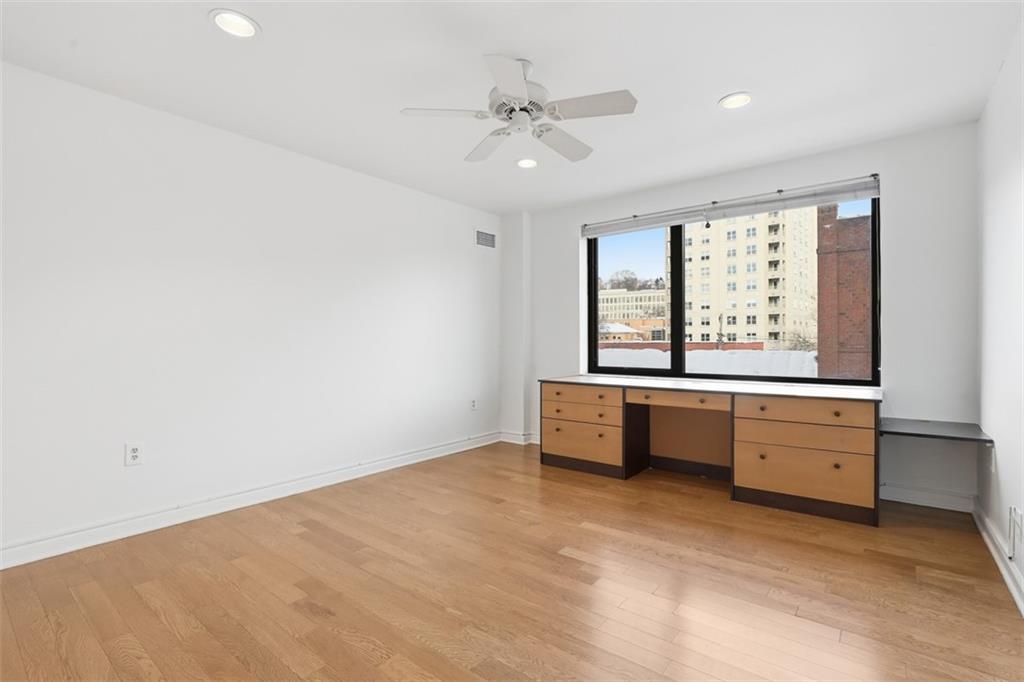 154 North Bellefield Avenue, Unit 44 Pittsburgh, PA 15213 - Photo 21 of 33 Second Bedroom with built in desk.