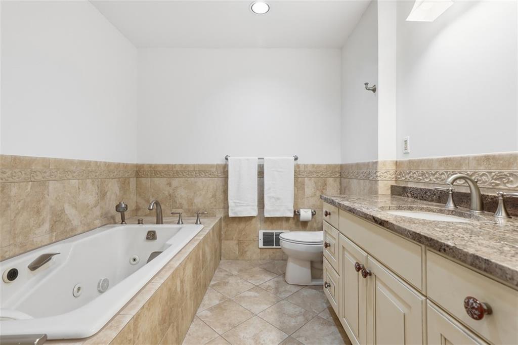 154 North Bellefield Avenue, Unit 44 Pittsburgh, PA 15213 - Photo 24 of 33 Stylish tiled bathroom