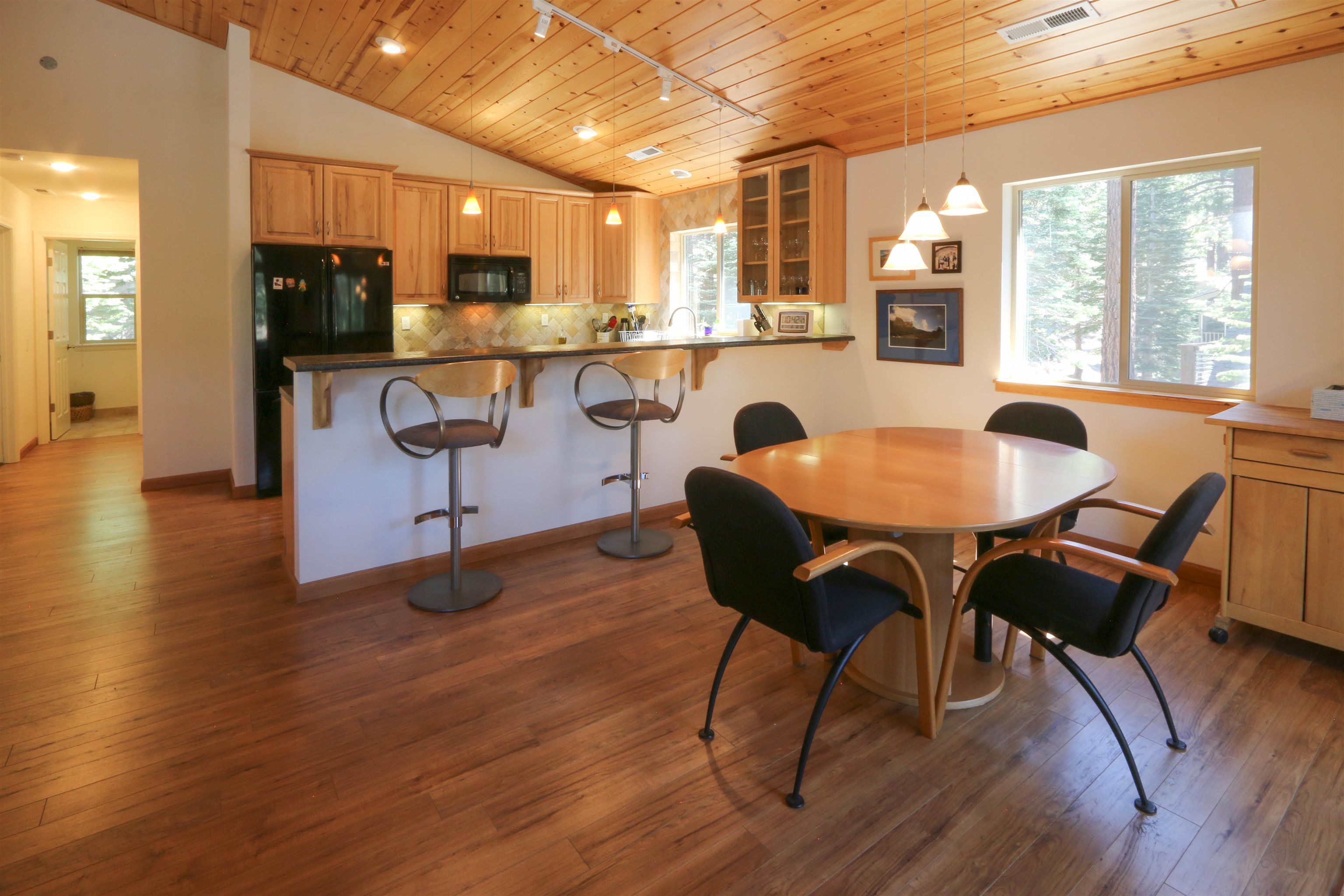 380 Grindelwald Road Mammoth Lakes, CA 93546 - Photo 3 of 42 Gallery Image 3