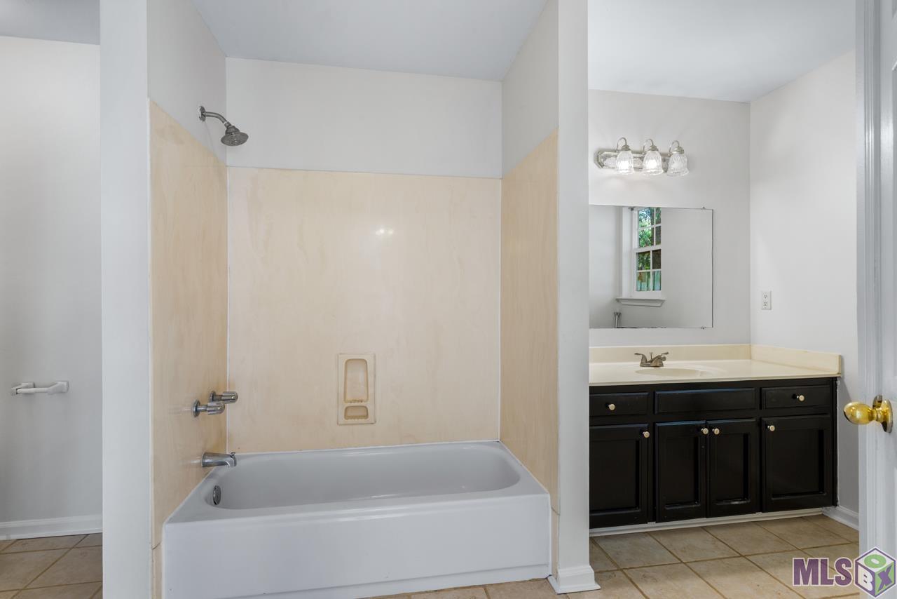 7808 Bayou Fountain Avenue Baton Rouge, LA 70820 - Photo 11 of 13
