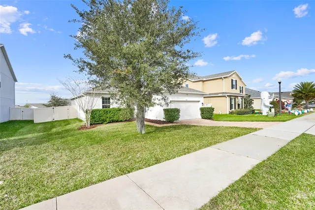 a view of a house with a yard