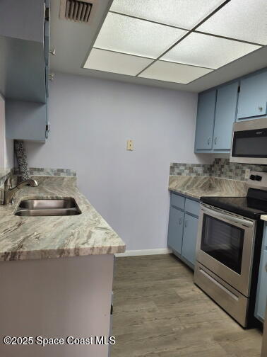 732 Ridge Club Drive, Unit 49 Melbourne, FL 32934 - Photo 10 of 20 a kitchen with a stove and a sink