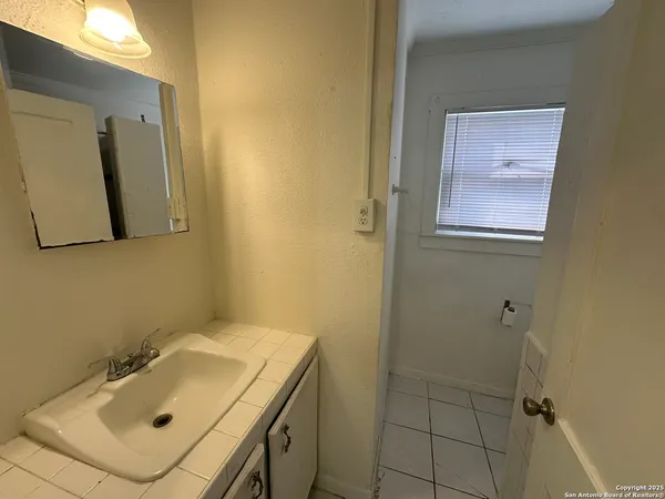 $1,095 | 331 Ira Avenue, Unit A, San Antonio, TX 78209