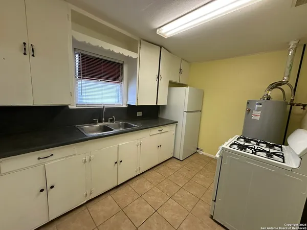 $1,095 | 331 Ira Avenue, Unit A, San Antonio, TX 78209