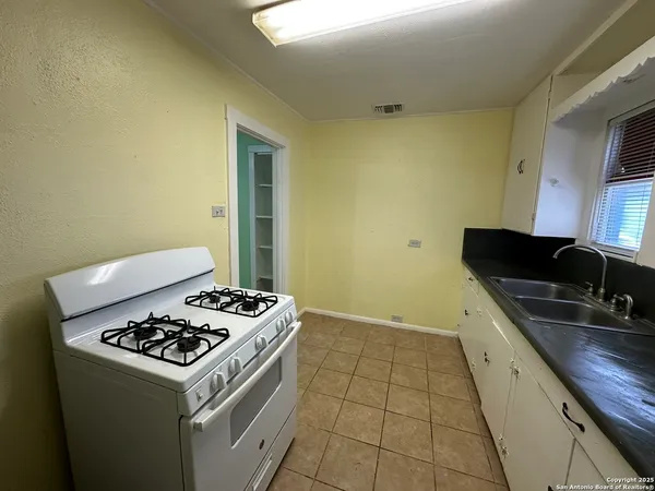 $1,095 | 331 Ira Avenue, Unit A, San Antonio, TX 78209