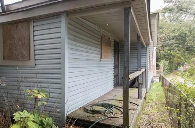 a view of a house with backyard and a area