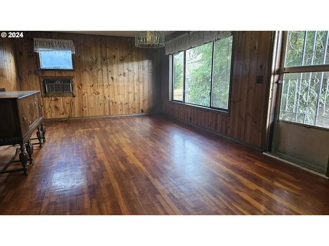 $539,000 | 1176 Southeast 4th Avenue, Mill City, OR 97360