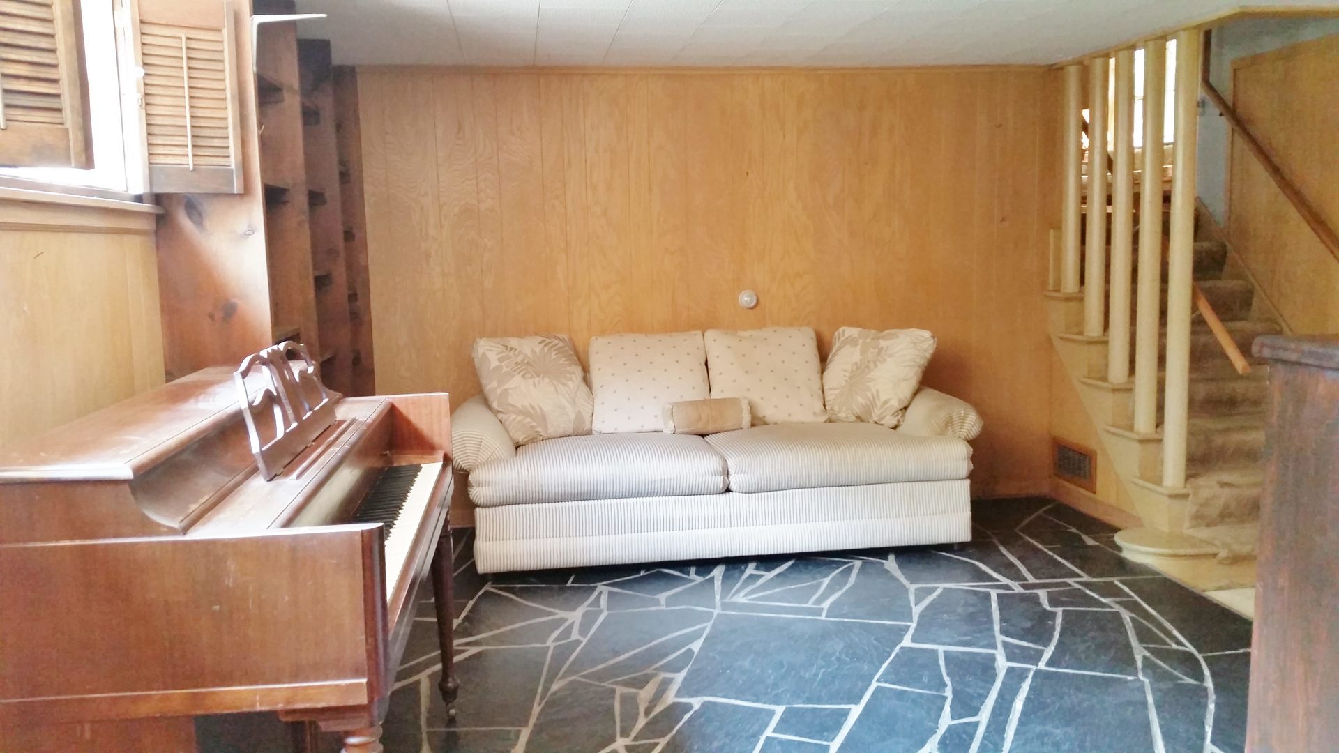 812 North Merrill Street Park Ridge, IL 60068 - Photo 20 of 30 a living room with furniture and a bathtub