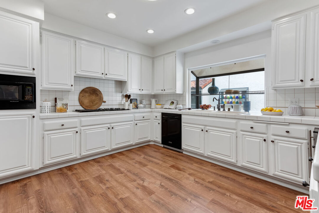 2311 Roscomare Road, Unit 12 Los Angeles, CA 90077 - Photo 17 of 34 Gallery Image 17