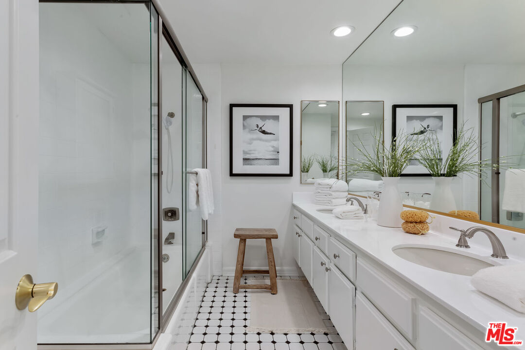 2311 Roscomare Road, Unit 12 Los Angeles, CA 90077 - Photo 32 of 34 Gallery Image 32